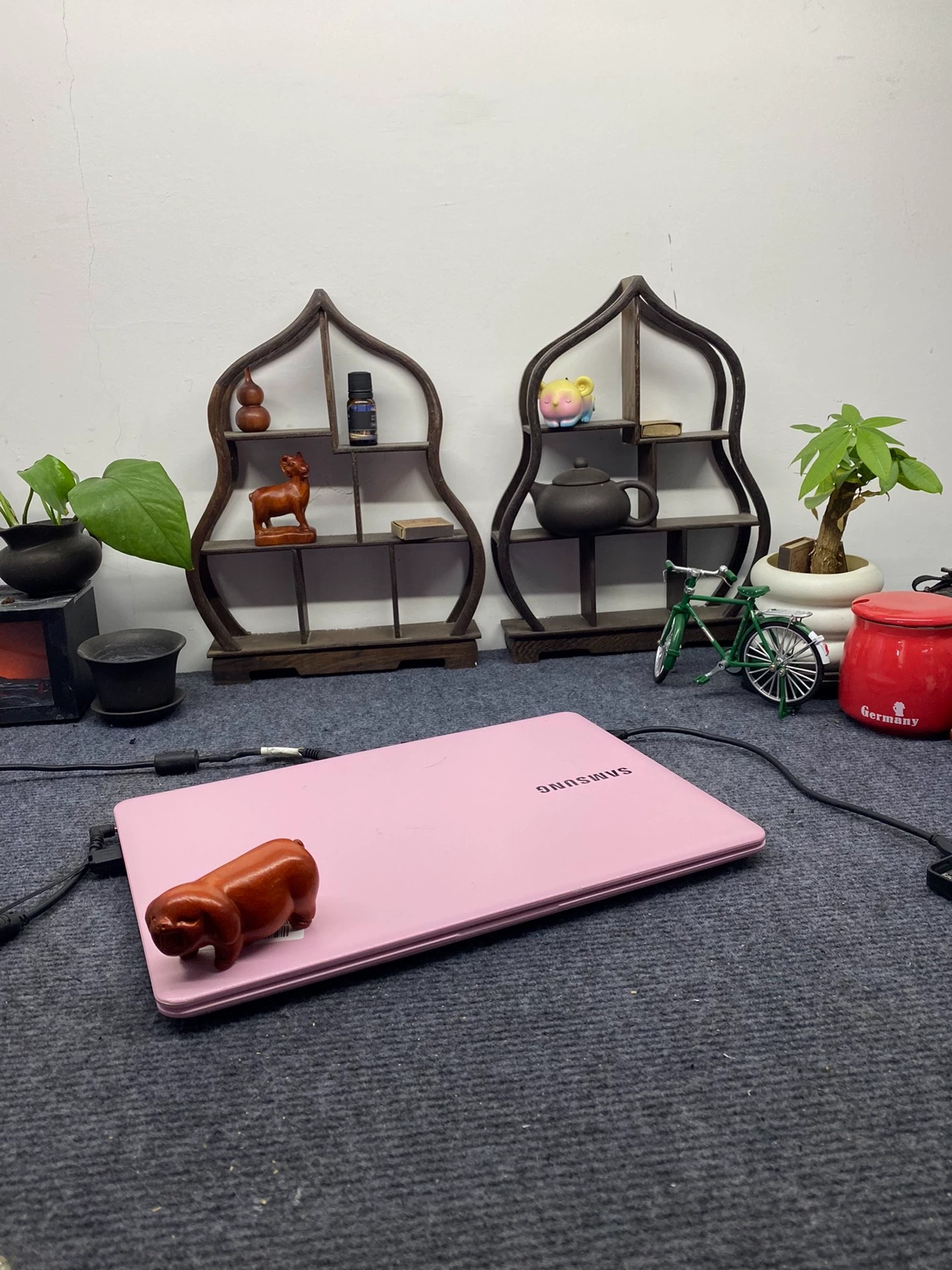 价转让工作用的三星笔记本电脑 之前工作用的，上班公司又配一个，所以低价转手自己的这台，没磕碰，没修理过，运行很流畅，配套件一起送出，整机没问题。 没有维修过 